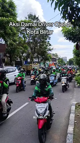 AKSI Driver ojek online di Kota Blitar Senin 1 Desember 2025. Mereka meminta penghapusan zona merah penjemputan penumpang.  #blitar #blitarkita #peristiwa #aksi 