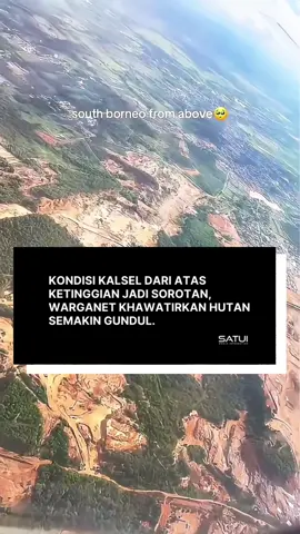 Viral di media sosial video memperlihatkan kondisi pulau Kalimantan Selatan dari atas ketinggian. Buat warganet khawatir, terlihat kian makin banyak saja hutan yang kini beralih fungsi dan mulai gundul. Dilansir melalui unggahan akun Instagram, Minggu (30/11/2025) hutan-hutan di Kalsel tersebut mulai menggundul diduga akibat aktivitas tambang yang kian masif dan pembabakan pohon untuk diambil kayunya secara tidak bertanggung jawab. “South borneo from above,” tulis unggahan tersebut. Tampak dalam video yang dibagikan itu Kalsel yang dulunya dipenuhi hutan dengan pepohonan hijau yang rimbun kini jauh berkurang. Sebaliknya, dari atas ketinggian kini lebih banyak terlihat wilayah yang dipenuhi aktivitas tambang dengan kondisi tanah yang terus dikeruk. Kondisi tanah yang menjadi wilayah tambang tersebut pun turut menyita perhatian. Pasalnya konstruksi tanah bekas galian tambang yang menggunakan alat berat tersebut menyebabkan banyak liang-liang serta cekungan hingga dikhawatirkan dapat menyebabkan banjir dan longsor kapan saja. Terlebih tak lagi ada cukup pohon untuk menahan aliran air terutama saat hujan deras melanda. Padahal tak jauh dari lokasi tambang terlihat ratusan permukiman warga yang bisa ikut terdampak. Hutan-hutan yang dulunya memiliki fungsi vital yakni lindung dan konservasi itu pun kian tersingkir dan jumlahnya memprihatinkan terganti lokasi tambang yang semakin meluas. Tak diketahui secara pasti apakah hutan-hutan yang kini menjadi lokasi tambang tersebut akan melakukan reklamasi lahan untuk mengembalikan kondisinya seperti sedia kala. Namun tak sedikit warganet yang mengaku khawatir melihat perbahan drastis Kalimantan Selatan dari atas ketinggian itu. Source : banjarmasin.tribunnews