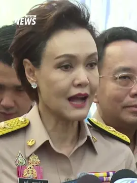 UPDATE: ‘พาณิชย์’ เร่งมาตรการช่วยเหลือผู้ประสบอุทกภัยใต้ ‘ลดค่าครองชีพ–หนุนอาชีพ’ พร้อมส่งสิ่งของจำเป็นช่วยเหลือ เตรียมชงมาตรการฟื้นเศรษฐกิจใต้เข้า ครม.เศรษฐกิจ บ่ายนี้ วันนี้ (1 ธ.ค. 68) นางศุภจี สุธรรมพันธุ์ รัฐมนตรีว่าการกระทรวงพาณิชย์ เปิดเผยภายหลังมอบเงินบริจาคช่วยเหลือน้ำท่วมภาคใต้ รับมอบของบริจาคจากผู้ประกอบการเอกชน และปล่อยรถขนสิ่งของจำเป็นลงพื้นที่ว่า การช่วยเหลือครั้งนี้เกิดขึ้นเพราะความร่วมมือของทุกภาคส่วน โดยเฉพาะเอกชนที่เข้ามาช่วยสนับสนุน ย้ำว่าการทำงานต้องรวดเร็วและเป็นรูปธรรม เนื่องจากประชาชนต้องการความช่วยเหลืออย่างเร่งด่วน “เฟสแรกคือการส่งอาหารสด อาหารแห้ง น้ำดื่ม ไข่ไก่ และสิ่งจำเป็นให้ประชาชนอยู่รอดก่อน จากนั้นจะเข้าสู่การฟื้นฟูบ้านเรือนและอุปกรณ์ไฟฟ้าที่จำเป็น โดยเราร่วมมือกับพันธมิตรเพื่อให้สินค้าถึงมือประชาชนในราคาต่ำที่สุด ให้ทุกคนเข้าถึงได้” กระทรวงพาณิชย์ หารือกับผู้ผลิตสินค้า ห้างโมเดิร์นเทรด และพันธมิตร ช่วยลดราคาสินค้าจำเป็น โดยเฉพาะอุปกรณ์ทำความสะอาด วัสดุอุปกรณ์ในการซ่อมแซมบ้านและเครื่องใช้ไฟฟ้า โดยจะจัดงานธงฟ้า ลดสูงสุด 80% พร้อมขยายการสนับสนุนอาชีพผ่านแฟรนไชส์ในราคาพิเศษ รวมถึงการสนับสนุนซอฟต์โลนบางส่วนช่วยประชาชนในพื้นที่เริ่มต้นประกอบอาชีพใหม่ และช่วยผู้ประกอบการรายย่อยให้สามารถฟื้นฟูกิจการได้ผ่านการทำธุรกิจแฟรนไชส์ กระทรวงพาณิชย์ ยังร่วมมือกับกระทรวงคมนาคม ส่งทีมช่าง และอุปกรณ์ลงพื้นที่เพื่อเร่งซ่อมแซมรถจักรยานยนต์ ขณะเดียวกัน ให้กรมพัฒนาธุรกิจการค้า กรมทรัพย์สินทางปัญญา และหน่วยงานต่าง ๆ ในกระทรวง เร่งอำนวยความสะดวกด้านเอกสารจดทะเบียนธุรกิจ การจดทะเบียนทรัพย์สินทางปัญญา และใบอนุญาตต่าง ๆ ผ่านระบบออนไลน์ ส่วนข้อเสนอด้านการซอฟต์โลน การผ่อนชำระหนี้ การลดหย่อนภาษี ตลอดจนการฟื้นฟูธุรกิจท่องเที่ยว โรงแรม และกิจกรรม MICE ในพื้นที่ รัฐบาลเตรียมนำเข้าสู่การประชุม ครม.เศรษฐกิจ ในช่วงบ่าย คาดว่าจะประกาศมาตรการได้หลังประชุม ครม. ชุดใหญ่วันอังคาร สำหรับมาตรการกระทรวงพาณิชย์ช่วยเหลือ เยียวยา ฟื้นฟูผู้ประสบภัยภาคใต้ แบ่งเป็น 3 ระยะ ระยะที่ 1 ช่วยเหลือเร่งด่วน ร่วมกับเอกชน และ มทบ.42 ส่งสิ่งของจำเป็นเข้าพื้นที่ แบ่งเป็น มอบเงินบริจาค 1.25 ล้านบาท แก่สภากาชาดไทยเพื่อผลิตถุงยังชีพ, มอบถุงยังชีพ 5,000 ถุง, ไข่ไก่ 3,400 แผง เตรียมจัดส่งเพิ่มอีก 2,000 แผง, น้ำดื่ม 39,200 ขวด, ไก่หมักแช่แข็ง 2,000 ตัว, ถุงขยะ 20,000 ถุง เพิ่มเติมอีก 200,000 ถุง, ไม้กวาด เครื่องอุปโภคบริโภค ผ้าอนามัย หน้ากากอนามัย อุปกรณ์ทำครัว สิ่งของจำเป็นกว่า 15,000 ชุด ระยะที่ 2 การเยียวยา (ธันวาคม 2568 – มกราคม 2569) จัดงานเยียวยาลดค่าครองชีพ และสร้างอาชีพ ลดราคาสินค้าอุปโภคบริโภค อุปกรณ์ทำความสะอาด เครื่องใช้ไฟฟ้า และวัสดุก่อสร้าง เปิดจุดขาย Mobile Unit 3 จุด ครอบคลุมพื้นที่เข้าถึงยาก จัดบูธแฟรนไชส์ พร้อมทุนสนับสนุนจาก สสว. และ SME D Bank และจัดบูธธนาคารให้คำปรึกษาการเข้าถึงสินเชื่อ พร้อมจัดแคมเปญลดราคาวัสดุก่อสร้างสูงสุด 80% ร่วมกับไทวัสดุ โฮมโปร ดูโฮม โกลบอลเฮ้าส์ เมกาโฮม รวม 40 สาขาในภาคใต้ เป็นเวลา 1 เดือน ระยะที่ 3 การฟื้นฟูเศรษฐกิจ ส่งเสริมอาชีพผ่านแฟรนไชส์ราคาประหยัด เปิดจุดจำหน่ายสินค้าในพื้นที่ 20 ครั้ง และจัดงานแสดงสินค้าภาคใต้ 4 ครั้ง ในสงขลา กระบี่ ตรัง พัทลุง พร้อมไลฟ์สด การจับคู่ธุรกิจ และคลินิกสินเชื่อฟื้นฟูกิจการที่ได้รับผลกระทบ จัดงานสินค้าจังหวัดชายแดนใต้ในกรุงเทพฯ ฟื้นฟูผู้ประกอบการสินค้า GI และประสาน EXIM Bank จัด Mobile Unit ลงพื้นที่ให้คำปรึกษาและช่วยเข้าถึงเงินทุน ขอบคุณคลิปจาก : ThaiPbs #ศุภจีสุธรรมพันธุ์ #ศุภจี #SuperG #รมวพาณิชย์ #รัฐมนตรีว่าการกระทรวงพาณิชย์ 