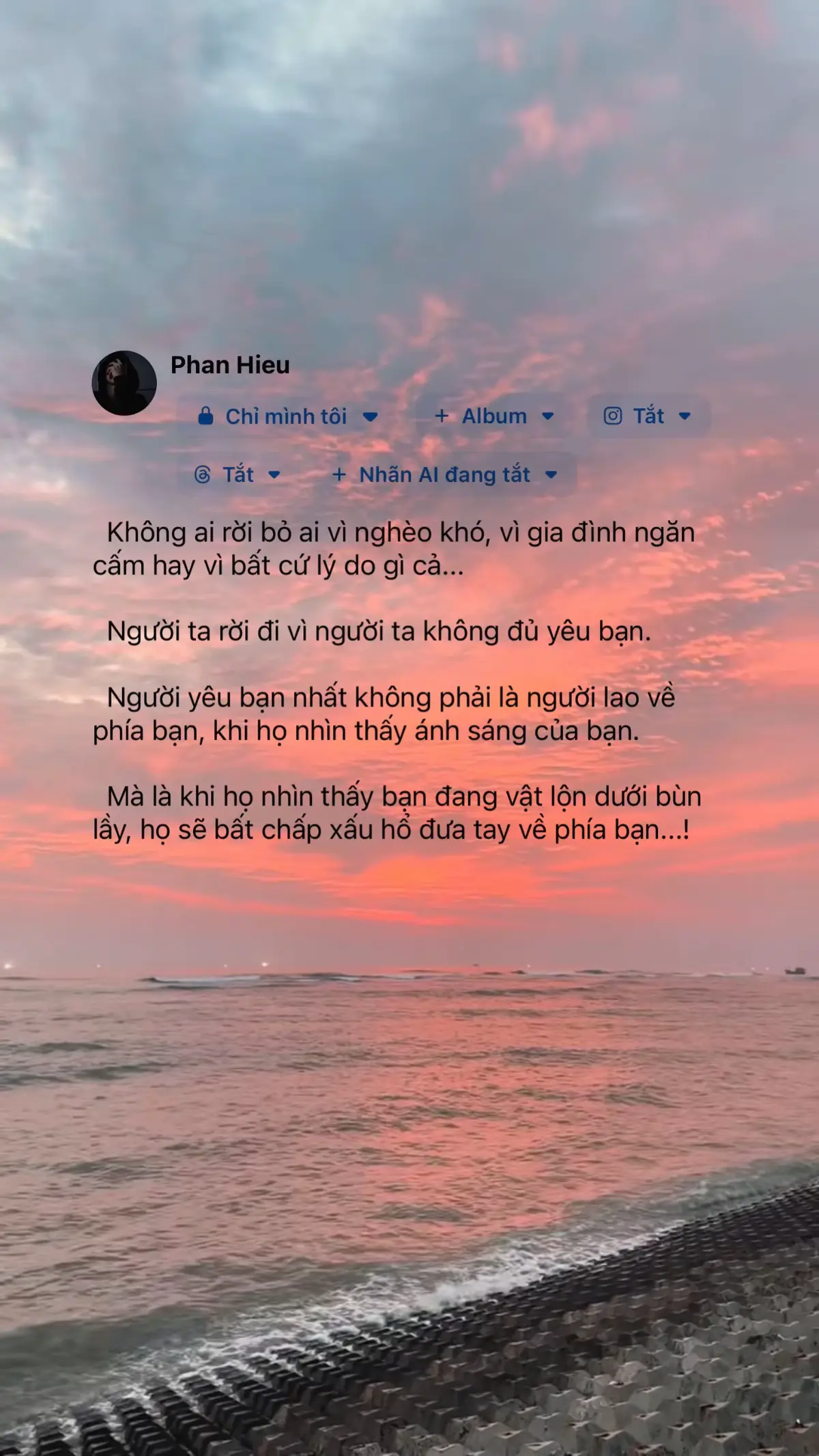 Thời gian không làm ta quên một ai đó. Nó chỉ khiến ta đủ bình tĩnh để sống tiếp khi không còn người ấy bên cạnh.    Bởi thật ra, con người không bao giờ quên. Chỉ là trái tim dần học được cách bước đi cùng khoảng trống.    Những ngày đầu, sự vắng mặt ấy như một luồng gió lạnh len vào từng khe hở của tâm hồn, khiến ta nghẹn lại.    Một bản nhạc cũ, một con đường quen, hay một buổi hoàng hôn có màu giống hôm xưa... tất cả đều nhắc ta về người đã rời đi.    Ta từng nghĩ mình sẽ chẳng bao giờ vượt qua được.    Nỗi đau ở lại, cứ như chạm một chút là buốt.    Nhưng rồi, thời gian nhẹ nhàng làm điều nó phải làm.     Nỗi đau vẫn nằm đó, chỉ là không còn khiến ta run rẩy như trước.    Ký ức vẫn còn đó, chỉ là ta không còn nhìn nó bằng đôi mắt ướt nữa.    Rồi một ngày, ta nhận ra:    Thời gian không xóa nhòa bất cứ điều gì, nó chỉ trả lại mọi chuyện đúng vị trí của nó.     Người từng khiến ta đau, hóa ra chỉ là một bài học trong hành trình lớn lên.     Người từng là cả thế giới, giờ chỉ còn là một mảnh trời nhỏ, lùi dần về phía xa.     Không ai thật sự quên ai cả.    Chúng ta chỉ học cách sống tiếp, với lòng mình được lấp đầy bởi sự bình yên, sự thấu hiểu và chứt biết ơn cho những gì đã từng.     Bởi cuối cùng, chữa lành không phải là quên đi, mà là có thể mỉm cười khi ký ức chạm đến nhẹ nhàng, không còn đau nữa. #phanhieu1995h #cantho65 #1995h 