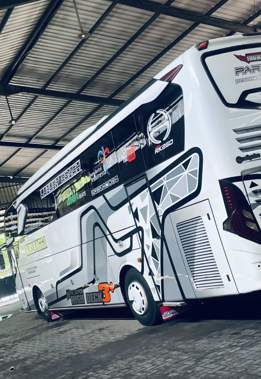 kaji bahruddin on duty😎 @Official.Khadeeja @po.airlangga  #indobuslovers #busmaniacommunity #foryoupage #basuri #adiputro 