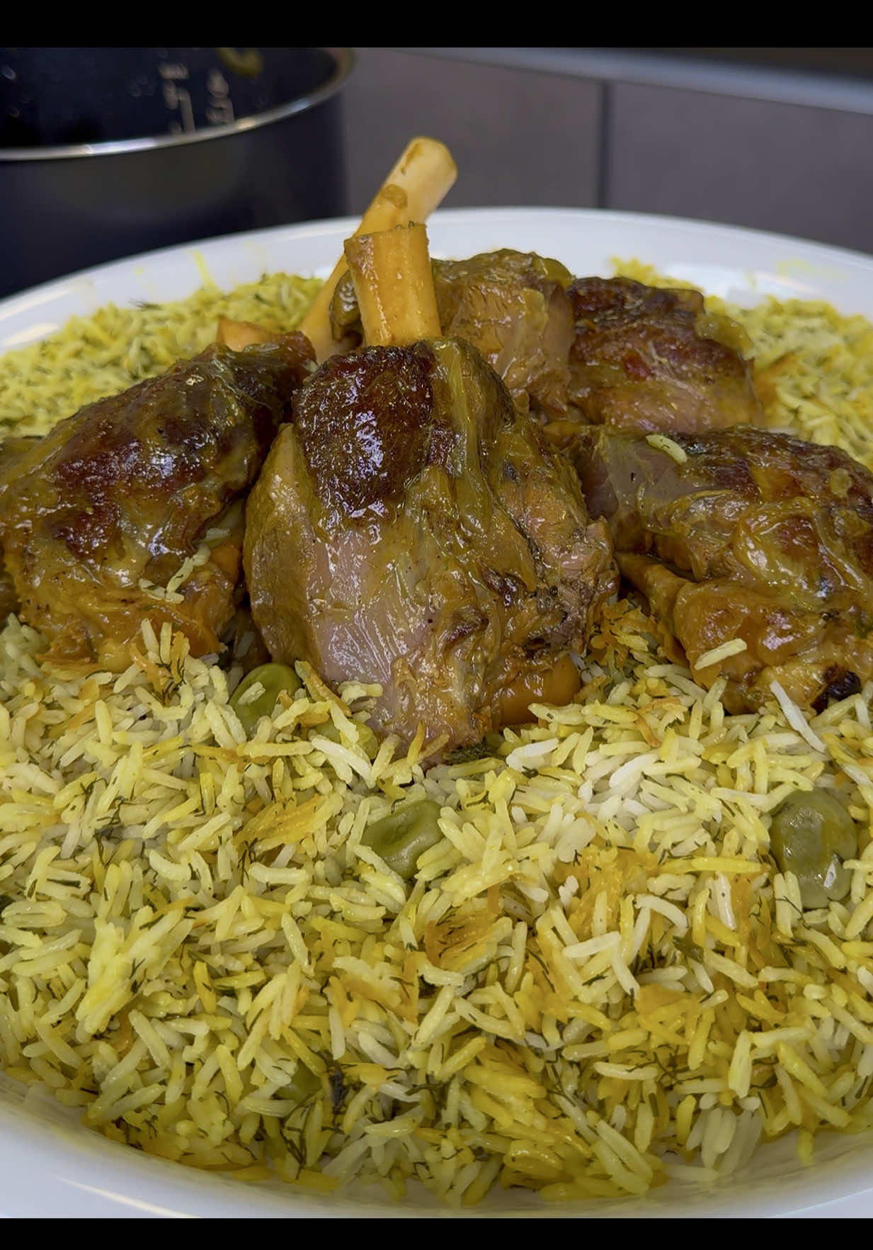 ⁨	Baghali polo🔥🔥🔥 أكلة رااائعة بكل طعماتا جربوها👌🏻🔥 المقادير: موزات الغنم ٢ بصل كبييير ابيض بصلة حمرا كلو منقطعو جوانح ملعقة صغيرة كركم،قرفة،فلفل أسود  ملح ربع كوب منقوع الزعفران او حسب الرغبة ٢ ملعقة كبيرة زيت . . كوب لكوب ونص فول اخضر مقشور ٢ كوب رز  كوب شومر او شبنت مفروم منقوع الزعفران . غريفي البصل: قطعة زبدة ٣٠ غ  ملعقة طحين  منطحن مرقة اللحمة مع البصل ومنصفيها فوق الزبدة والطحين . #وصفات_نور_الحاج #كويت #nouralhajj⁩