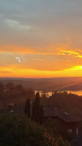 Viviamo tutti la stessa vita... di battaglie quotidiane... Ma alla fine ce la facciamo, ce la facciamo sempre. Per noi, per i nostri figli, per le persone che amiamo 💪🏻 #tramonti #allaricercadellafelicità #bestrong #donneforti #crescitapersonale 