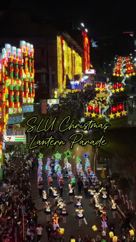 Session Road turned into a river of lights during the Baguio Christmas Tree Lighting and the SLU Lantern Parade! ✨🎄Only in Baguio can you feel the cold breeze, hear the Christmas music, and see lanterns dancing in the night. A tradition that always warms the heart, even in sweater weather. 🎄💙 Iba talaga ang Pasko sa Baguio! 💚 #PaskoSaBaguio #SLULanternParade #Baguio #LanternParade #ChristmasInBaguio 