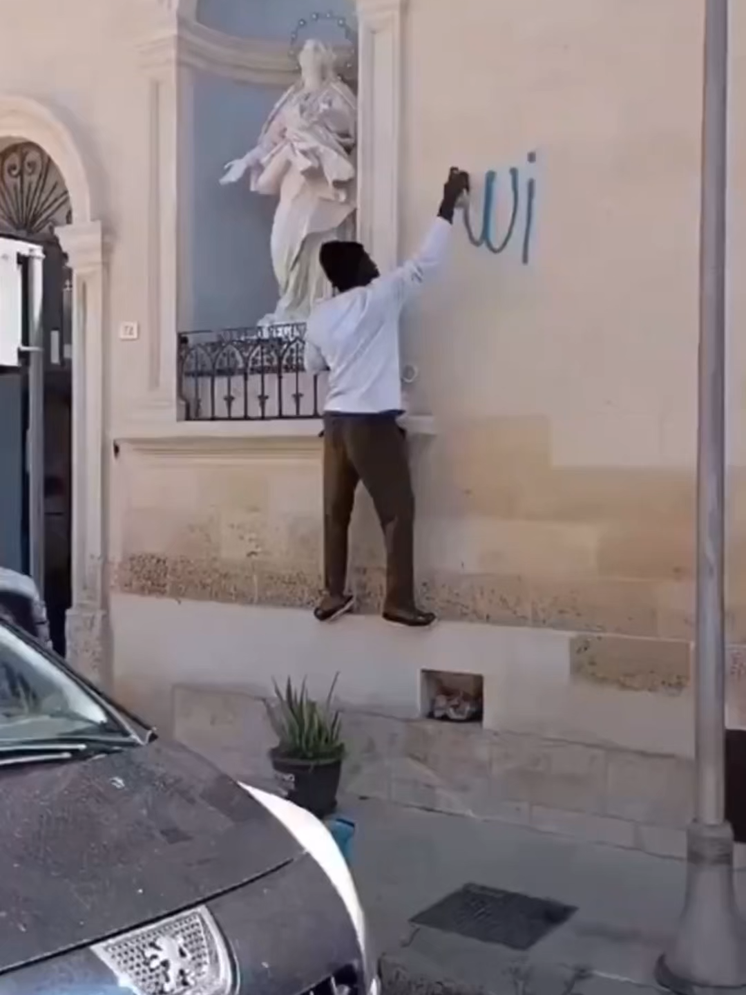 💥 Vandalismo migratorio en Italia: un hombre de origen musulmán fue grabado en cámara mientras realizaba pintadas en una iglesia situada en Italia. Acto seguido, el mismo hombre se avalanzó sobre un coche, golpeando el capó y pintándolo con spray #Vandalism#Italia #Sucesos #Musulmán#Europa#africa