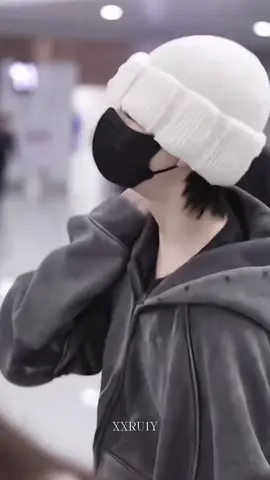 Người đàn ông hoàn hảo của ai đã trở lại? #chenyiheng #trandichhang #陈奕恒 #đạicamẫugiáo👻 #fyp 