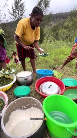 Tuhan Yesus baik untuk kami semuanya🥰 Kerja sama mengangkat batu untuk kelancaran rumah PUSTU dan Kebersamaan kami saat menikmati berkat Tuhan(makan bersama) sederhana tapi kami bersyukur bisa menikmati berkat yang Tuhan kasih 🙏😇 #KampungBumbum #PedalamanPapua #PapuaPegunungan #1DesemberMembawaSukacitaTersendiriUntukKami #TuhanTauApaYangKamiButuhkan 