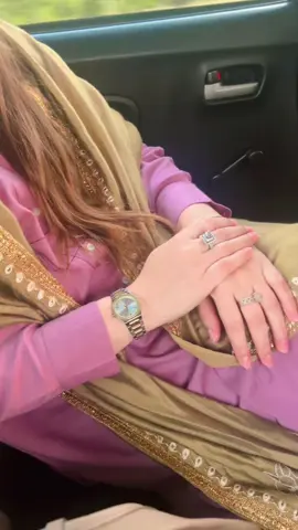 میری ہَمدم کو شکوہ ہے کہ میں کُچھ بھی نہیں کرتا مِیرے بچّے سمجھتے ہیں....کہ قسمت میں بناتا ہُوں