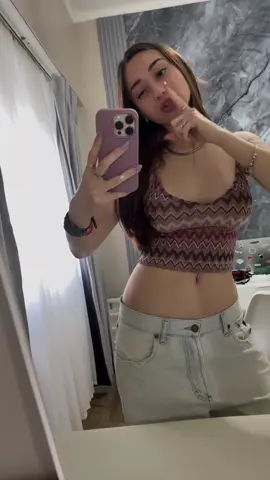 日本利用压电瓷砖将脚步转化为电能。这些瓷砖捕捉来自你脚步的动能。当你行走时，你的重量和动作会对瓷砖产生压力。瓷砖会轻微弯曲，从而产生机械应力。瓷砖内部的压电材料将这种应力转化为电能。每一步都会产生少量电荷，而数百万步结合在一起就能产生足够的电力来 驱动 LED灯、数字显示屏和传感器。在像涩谷车站这样繁忙的地方，每天大约有240万个脚步为这一系统作出贡献。这些电能可以被储存或立即使用，从而减少对传统电力来源的依赖，并支持可持续的城市基础设施。这种方法将日常运动转化为实用的可再生能源。#日本 #知识 #你知道的事实 #推荐 #科技    