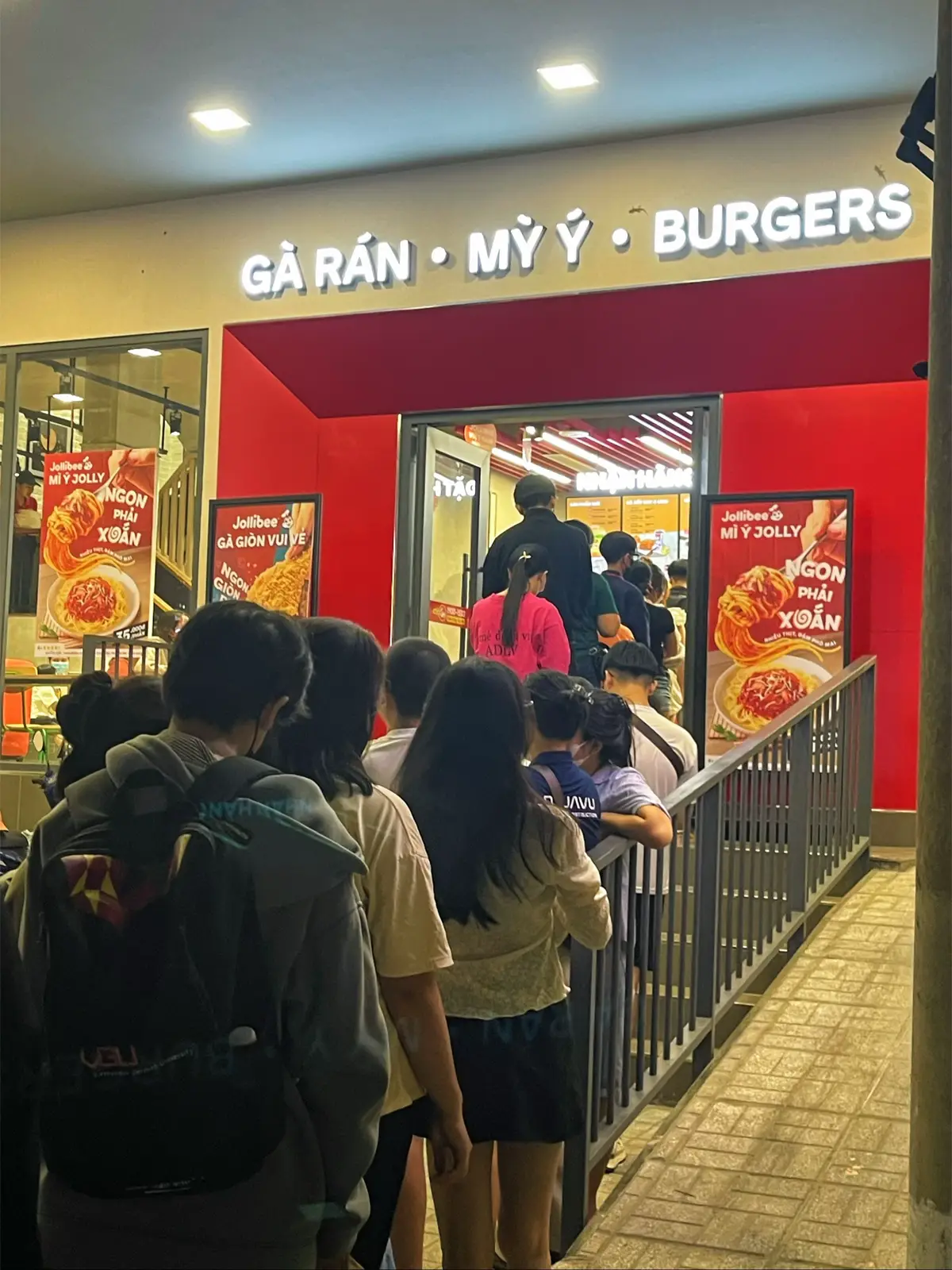 Bon chen thì khum thua ai bao giờ 😬🤓 #jollibee  #viral #xh 