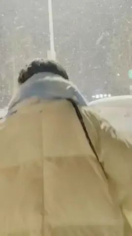 Người bạn đang thích, biết đâu chẳng hề để tâm đến bạn. Người bạn nhắn tin chắc chi họ muốn trả lời bạn. Người bạn yêu hôm nay, lỡ đâu ngày mai sẽ chia tay. Đời vạn điều không tưởng, nên thường chỉ biết trách lỗi là do lòng người...