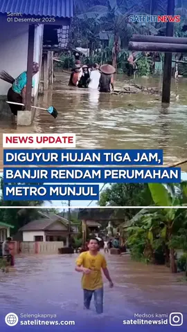 Sebanyak 20 rumah di Perumahan Merto Munjul Blok G, H, I, dan J RT02/RW03, Desa Munjul, Kecamatan Solear Kabupaten Tangerang terendam banjir setelah diguyur hujan deras selama tiga jam penuh, Senin (1/12). Air menggenangi rumah warga lantaran drainase yang terlalu kecil dan tidak adanya penampungan atau resapan air di wilayah perumahan tersebut. Selengkapnya baca di satelitnews.com #satelitnews #banjir #kabupatentangerang 