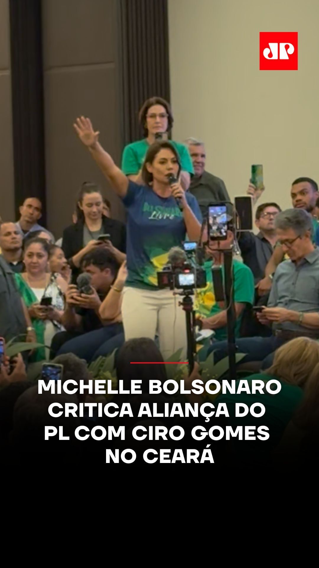 Michelle Bolsonaro criticou neste domingo (30) a aproximação de integrantes do PL com o ex-governador Ciro Gomes durante o lançamento da pré-candidatura de Eduardo Girão ao governo do Ceará. Ela afirmou que a aliança foi precipitada e incompatível com o apoio ao presidente Jair Bolsonaro. A articulação envolve o interesse de lançar o pastor Alcides Fernandes, pai do deputado, ao Senado. O movimento enfrenta resistência de Michelle, que já havia sinalizado discordância em vídeo recente. O presidente estadual do PL, André Fernandes, respondeu que o acordo teve aval de Bolsonaro antes da prisão. 📹 Reprodução: @programadorubao 📺 Confira na JP News e Panflix 📌 Siga o nosso perfil @jovempannews #Politica #Michelle #Bolsonaro #CiroGomes #PL #Ceará #Girão #Brasil