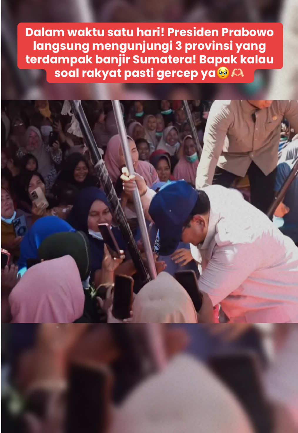 Presiden Prabowo Subianto turun langsung ke lapangan untuk mengecek kondisi warga dan daerah yang terdampak banjir Sumatera di 3 provinsi yaitu Aceh, Sumatera Utara dan Sumatera Barat! Semoga kehadiran Pak Prabowo mengurangi rasa sedih masyarakat ya🥹🫶🏻 #prabowo #banjir #sumaterabarat #sumaterautara #aceh 