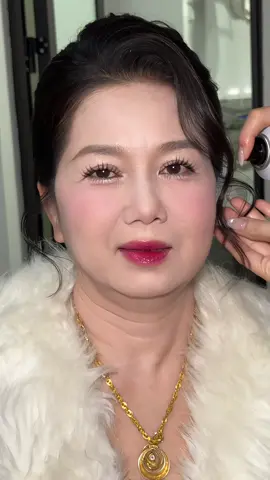 Mấy bà hay hỏi ảnh make bà sui nhưng mỗi lần đi làm vừa vội, nhà khách vừa tối thì lấy đâu ra hình ảnh 😭 #makeupbyme #makeupcodau #makeuptiec #xuhuong #makeup 