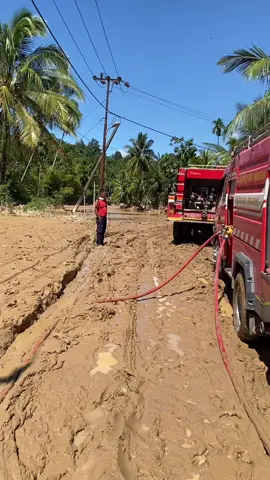 Pembersihan jalan pasca banjir oleh pemadam kebakaran #banjirpadang #damkarindonesia #srikandidamkar #fyppppppppppppppppppppppp #fyp 