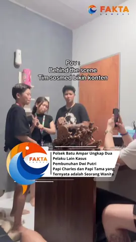 BATAM – Kepolisian kembali mengungkap perkembangan terbaru kasus pembunuhan terhadap Dwi Putri Aprilian Dini (25). Kapolsek Batu Ampar, Kompol Amru Abdullah, menyampaikan bahwa pihaknya berhasil menetapkan dua pelaku tambahan yang selama ini turut berperan dalam rangkaian kejahatan tersebut. Kedua pelaku tersebut diketahui merupakan perempuan yang dikenal dengan nama “Papi”, yakni Papi Charles yang bernama asli Putri Angelina (32) serta Papi Tama bernama asli Salmianti (32) (Dalam Video Wanita Berambut Seperti Laki Laki Sedang Berjoget) Menurut Kapolsek, keduanya memiliki peran aktif dalam membantu terjadinya pembunuhan terhadap korban. “Dua tersangka ini membantu penyediaan sarana kejahatan, antara lain membeli lakban dan tabung gas oksigen, turut menghilangkan sembilan unit CCTV di lokasi kejadian, serta membantu mengamankan dan menghilangkan barang bukti,” ungkap Kompol Amru Abdullah. Selain itu, keduanya juga terlibat langsung dalam tindakan terhadap korban, mulai dari membantu membuka pakaian korban hingga melilitkan lakban ke bagian muka korban saat korban disekap. Kapolsek menegaskan, seluruh pelaku kini telah diamankan dan proses penyidikan terus berlanjut untuk pendalaman peran masing-masing tersangka. “Semua pihak yang terlibat, baik pelaku utama maupun pembantu, akan kami proses sesuai hukum yang berlaku tanpa pandang bulu,” tegasnya. Polsek Batu Ampar mengimbau masyarakat untuk tetap waspada dan segera melapor jika mengetahui atau mendapati tindak pidana kekerasan di sekitarnya. . . . #faktalambarnews 