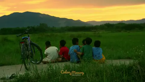 Có những người bạn từng rất thân từ thuở thơ ấu, vậy mà lớn lên lại dần mất kết nối lúc nào không hay. Đã từng một thời chân trần rong ruổi khắp những con đường làng, nơi đâu cũng in dấu chân tuổi thơ của cả đám. Vậy mà rồi, mỗi người một cuộc sống, một công việc… người còn chông chênh, người đã tìm được bến đỗ cho riêng mình. Những đứa trẻ ngày ấy đã lớn, mỗi đứa đi một hướng. Lâu rồi chẳng còn liên lạc, nhưng trong lòng vẫn luôn mong rằng ai rồi cũng sẽ tìm được cho mình một nơi thật bình yên để dừng lại. #colorofmemory #binhyen #Kyuc #peace #quehuong 