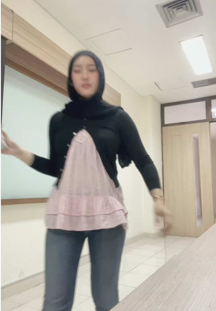 Kepagian dateng ke klsnya lol 