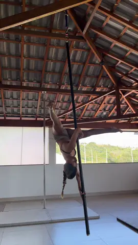 Ayesha de ante braço com ajuda da prof. Linda @Evelyn Bernardes #poledance #fyp #polesport 
