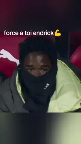 *D’accord ! Voici la version complète avec les commentaires inclus :* *Description :*   Scène très émouvante aujourd’hui… 😢 Endrick, le jeune crack brésilien, n’a pas pu retenir ses larmes sur le banc. La pression, les attentes, l’amour du maillot… parfois, tout devient trop lourd. Mais ce ne sont pas des larmes de faiblesse. Ce sont des larmes de passion. À seulement 18 ans, il montre déjà qu’il a le cœur d’un champion. 💔🇧🇷 Courage, Endrick. Les grands ne tombent pas, ils apprennent. Et toi, tu es destiné à marquer l’histoire. Le monde du football est derrière toi. 🌟 *Commentaires :*   Écris *« À la Madrid »* dans les commentaires si toi aussi tu soutiens Endrick ! 🙌⚪ *Hashtags :*   #Endrick #CourageEndrick #RealMadrid #FuturoCraque #FootballÉmotion 