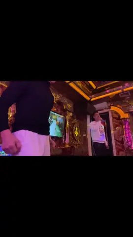 Đừng hỏi vì sao đi hát mà chúng tôi lại không cần phục vụ ..