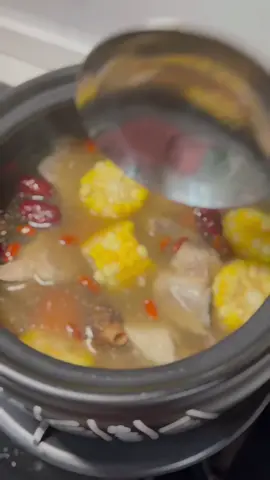 花2小时顿锅玉米排骨汤，排骨炖得脱骨，玉米吸满肉香，汤头浓白得像加了滤镜。捧着热汤坐在沙发上，连汤带肉吃下去，胃里暖了，整个人都跟着松下来，这才是宅家的正确打开方式！#玉米 #放假啦 #原创 