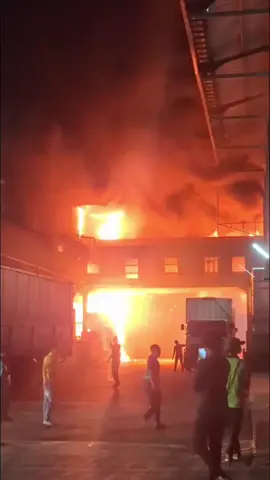 Infonya pabrik 2 kelinci pati barusan sekitar jam 20:00  saat ini blm ada keterangan resmi dari pihak terkait karena masih proses pemadaman Sumber : Netizen #kebakaran #duakelinci #pati #pati24jam #patiupdate #kudusku #kudus #sekitarkudus #jawatengah #kudus24jam #kudusupdate #masukberanda #masukberandafyp #viral #trending #fyp #fyppppppppppppppppppppppp 