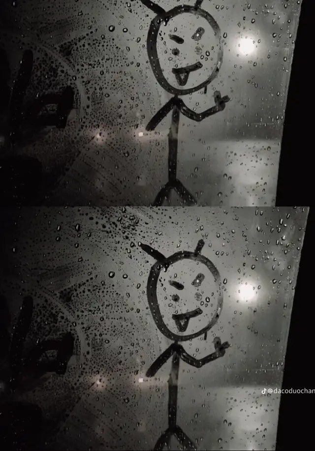 nghe lời mẹ ko dám nap game 😌😌Có những ngày, ta chỉ muốn im lặng. Không nói, không cười, không cần giải thích bất cứ điều gì. Chỉ muốn trốn khỏi tất cả những ồn ào, những lời nói giả tạo, những ánh mắt như soi thấu cả tâm can. Có lẽ ai rồi cũng có lúc thấy lòng mình trống rỗng đến mức chẳng biết mình đang buồn vì điều gì, chỉ thấy tim nặng trĩu, như mang theo cả bầu trời u ám trong lồng ngực. Đôi khi, buồn không phải vì một chuyện gì quá lớn, mà vì những điều nhỏ nhặt cộng dồn. Một câu nói vô tình, một người từng thân giờ xa lạ, một kỷ niệm chợt ùa về giữa lúc chẳng ai nhắc đến. Buồn vì nhớ, buồn vì thương, buồn vì mất mát những điều chẳng thể gọi tên. Càng trưởng thành, ta càng giỏi giấu cảm xúc, nhưng cũng càng cô đơn trong chính thế giới của mình. Có những đêm nằm nghe gió thổi qua khe cửa, lòng như gợn sóng. Cảm giác trống trải ấy len lỏi vào từng hơi thở. Muốn khóc, mà nước mắt chẳng rơi. Muốn nói, mà chẳng biết nói cùng ai. Càng cố tỏ ra mạnh mẽ, càng thấy mình yếu đuối. Càng cười nhiều, càng thấy lòng trống rỗng. Người ta thường nói “rồi sẽ ổn thôi”, nhưng đôi khi, “ổn” chỉ là cách ta tự an ủi bản thân rằng mình vẫn còn đủ sức để bước tiếp, dù trong lòng chẳng còn chút bình yên nào. Ta bắt đầu học cách im lặng trước mọi tổn thương, học cách mỉm cười khi lòng đang rối bời. Học cách giấu nỗi buồn sau những dòng trạng thái vô nghĩa, học cách nói “không sao” ngay cả khi trái tim đang rỉ máu. Cuộc sống là vậy, không ai có thể luôn vui vẻ mãi, chỉ là ai che giấu giỏi hơn mà thôi. Có những người xuất hiện như ánh nắng, sưởi ấm ta giữa ngày đông lạnh, rồi rời đi cũng nhanh như một cơn gió, để lại phía sau là khoảng trống chẳng ai lấp nổi. Thời gian trôi, mọi thứ dần nhạt. Những lời hứa, những cảm xúc tưởng như sâu đậm cũng trở thành dĩ vãng. Ta tập quen với việc không còn ai nhắn tin hỏi thăm, quen với việc tự đi, tự ăn, tự an ủi mình. Dần dần, ta chẳng còn mong đợi điều gì từ ai nữa, cũng chẳng còn trách móc ai vì đã quên mình. Vì sau cùng, ai rồi cũng bận rộn với cuộc sống của riêng họ, chẳng ai có thể mãi ở lại chỉ để lắng nghe nỗi buồn của ta. Buồn là thứ cảm xúc khó nắm bắt nhất. Nó không ồn ào, không dữ dội, mà âm ỉ, nhẹ nhàng, nhưng dai dẳng. Như cơn mưa phùn rả rích ngày đông#xuuuuuuuuuuuhuongggggggggggggggggggggggggggggggg #xuuuuuuuuuuuhuonggggggggggg #tiktokviral #vairal #☑️☑️☑️☑️☑️☑️🗣️🗣️🗣️🗣️🗣️🗣️🗣️🗣️polop quá đi 🥲🥲