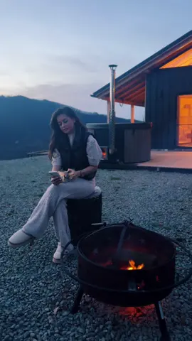 N’am mai incercat sa cant de cativa ani .. dar anul acesta am simtit nevoia sa mai colind ca alta data 🥹 iar acesta este unul din colindele mele preferate 🤍  La multi ani, Romania! 💙💛❤️ 📍@Adapost_transalpina #romanian #colinde #craciun #viral #foryoupage❤️❤️ 