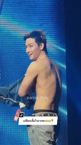 ทุกอย่างเกิดขึ้นไวมาก เกือบถ่ายไม่ทัน เอ็นดู ความเปลี่ยนเสื้อไวมาก เจบีน่าจะชอบมาก ใส่เสื้ิอตัวนี้ยันจบคอนเลยคะ 🤭😝🌴💚 #JAYB #제이비  @JAY B #TAPE_RE_LOAD_FINALE_SEOUL #TAPE_RE_LOAD_FINALE_SEOUL_DAY2 #เจบี 