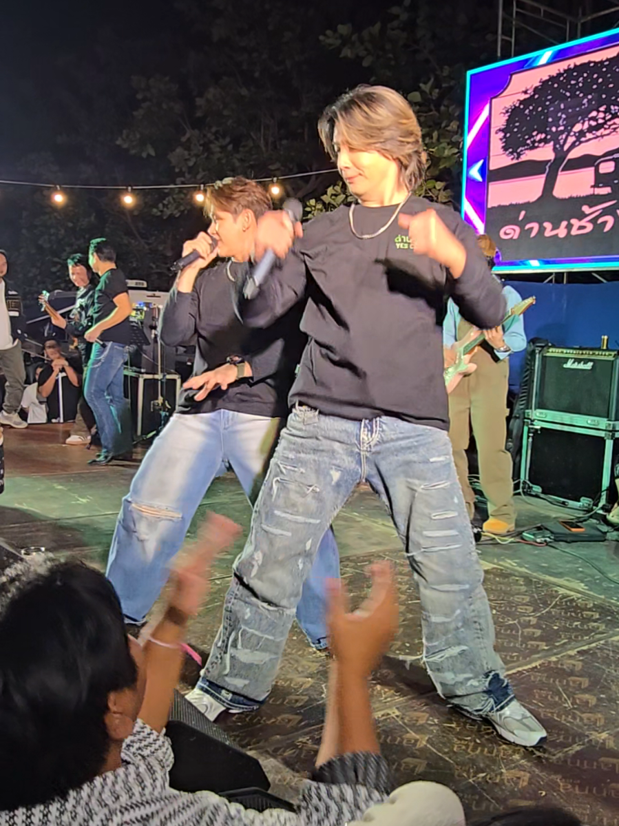 ตะลึง ตะลึง ตะลึง...ขนาดนี้ เจ็บเข่าแค่ไหนก้ต้องลุกมาเต้นแล้วมั๊ยยย😁😁😁 #ลิฟท์ออย #เต๋าสมชาย #ด่านช้างyescamp  #มินิคอนเสิร์ต 