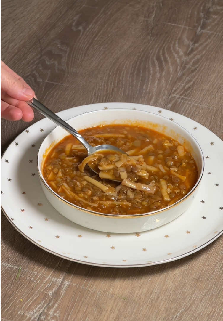 Soğuk günlerin en pratik ve en lezzetli kurtarıcısı: Erişteli Yeşil Mercimek Çorbası! Hem besleyici hem doyurucu bu geleneksel lezzetle sofralarınıza sıcacık bir dokunuş katın. 🥣🥰 Malzemeler: 1 su bardağı Yöremce Yeşil Mercimek 1 su bardağı Bendo Erişte Yarım çay bardağı Vera Ayçiçek Yağı 1 adet Soğan 1 yemek kaşığı Salça 8 su bardağı Et Suyu veya Su  Tuz, Karabiber, Pul biber, Nane *Tencereye mercimek ve suyu alıp 20 dakika haşlayın, süzün. Başka bir tencerede yağı ısıtıp soğanı kavurun, salçayı ekleyin. Su veya et suyunu ekleyip kaynatın. Mercimek ve erişteyi ekleyin, tuz ve baharatları ilave edin. Eriştiler yumuşayana kadar pişirin. #A101 