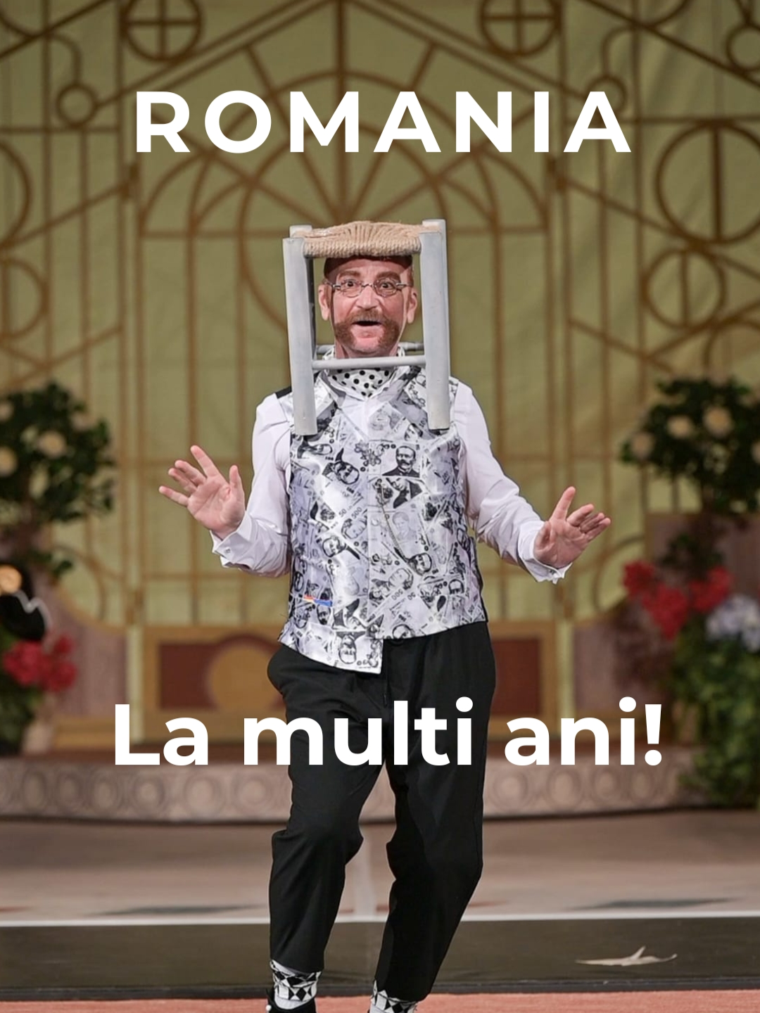 Astăzi e 1 decembrie. La mulți ani, România! Și pentru că e ziua noastră, hai să vorbim… despre noi.  Nu despre ce va vorbesc eu in mod normal, ci despre România reală. De curând, am făcut un record personal absolut jenant: o oră și zece minute… din centru până în centru. București, te iubesc, dar uneori mă scoți din minți. Dar culmea este că a meritat. Pentru că mergeam la teatru. Și am văzut unul dintre cele mai bune spectacole românești pe care le-am prins vreodată: „O scrisoare pierdută”, în regia lui Toma Enache, la Opera Națională din București.  O piesă scrisă acum 140 de ani… dar mai actuală decât România din 2025. Montarea asta e o operă în sine. Scena e construită ca o campanie politică modernă: cabine de vot care se rotesc, un decor imens în formă de plic deschis din care ies actorii, afișe electorale, steaguri roșii și albastre pe care le primește publicul. Public care devine parte din spectacol și scandează numele lui Catavencu. Practic, intri în sala de teatru și ajungi direct într-o zi de alegeri. Și dacă te uiți la ce s-a întâmplat primăvara asta în România … simți că piesa e scrisă acum. Eu am mers special să-l văd pe Ovidiu Cuncea în rolul lui Nae Cațavencu. Și nu glumesc deloc când spun că omul rupe scena în două. Discursul lui, rostit de pe o ștampilă uriașă pe care se urcă fizic… e ceva ce trebuie să vezi ca să înțelegi. E clasic și modern. E satiră și reality show. E Caragiale și România anului 2025 puse într-un blender perfect. Apoi e Aurelian Temișan care îl joaca pe Tipătescu - o revelație. Eu îl știam ca artist, ca voce… dar ca actor? M-a lovit direct. Are o energie specială, o prezență… și o eleganță în joc.  Și, frate, omul rămâne după spectacol, stă de vorbă cu toți, face poze, se poartă exemplar. Dacă mergeți, rămâneți la final și schimbați două vorbe cu el. O să înțelegeți de ce spun asta. Monica Davidescu o joaca impecabil pe Zoe . Și împreună cu Temișan formează un cuplu cu o chimie reală, rară. Trahanache nu cred ca a fost jucat vreodată mai bine decât îl joaca Valentin Teodosiu. Pana si modul in care merge ii da caracter personajului. Polițistul Ghiță Pristanda e jucat grozav de Marius Rizea, un comic la milimetru. El este cel care numără steagurile: Unul la primărie, unul la prefectură, unul la biserică, unul la școală de băieți. Curat murdar Coane Fanica! Cosmin Vîjeu e in rolul Cetățeanului turmentat. E atât de natural încât ai senzația ca e beat cu adevărat, iar la un moment dat se învârte cu cabina de vot pe scena. Sigur va este cunoscuta replica lui 