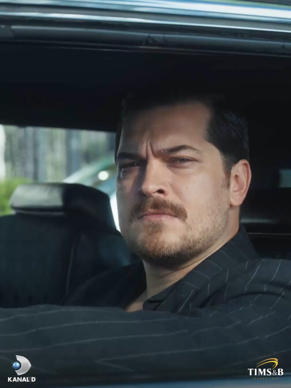 Bir yanda ayrılık, bir yanda ihanet düşüncesi...  #EşrefRüya yeni bölümüyle çarşamba 20.00’de #KanalD’de, tv yayınından hemen sonra ise Amazon Prime’da sizlerle. @kanald @timsandb @primevideotr