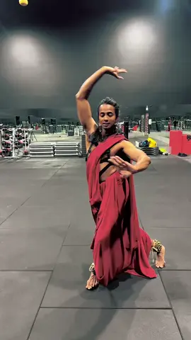 ඔගොල්ලො හැමෝම නටනවනෙ මේ සිංදුවට  ඔන්න ඉතිං මමත් මේ අලුත්ම song trend එකට නැටුව... මේක අර බන්ට් එක ලඟ නටන කෙනා තරම්ම ලස්සන නැතුව ඇති....නමුත් මමත් නැටුව.... I also danced for this new trending song, Yamu Sella Kataragama.... For Sinhala song dance video lovers...❤️ #trending #ceylon_tik_tok🇱🇰 #srilankan_tik_tok🇱🇰 #fypシ゚ #viral 