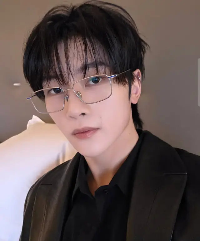 @zb1_official ig update : Get it  -မျက်မှန်နဲ့အရမ်းမိုက်နေသောသဲ