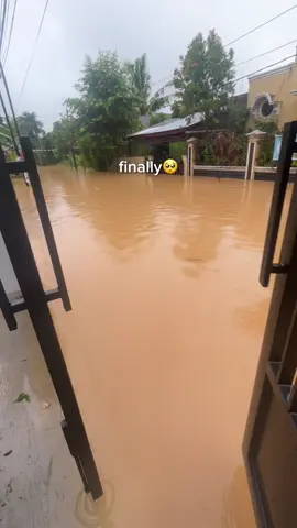 sehabis banjir, cahaya panas matahari muncul. Begitu pula keyakinan bahwa kita bisa mampu melewati semuanya. 🌦️🌦️  #prayforsumbar #kontrakankebanjiran #banjirpadang 