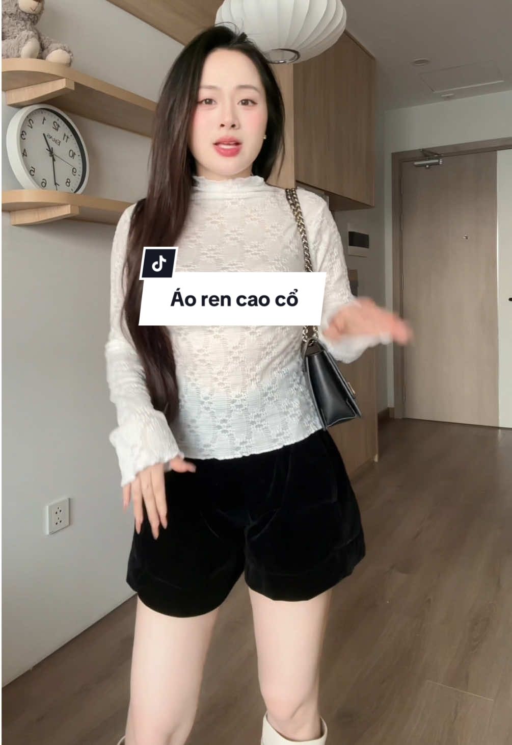 Áo ren lưới cao cổ phối đồ lên xinh lắm