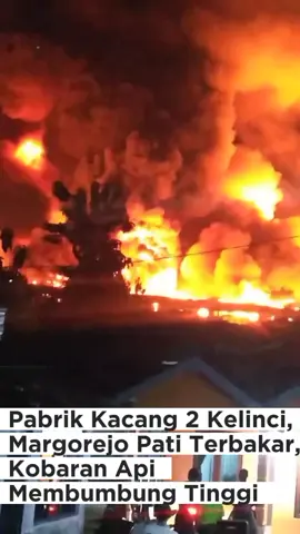 Pabrik Kacang 2 Kelinci, Margorejo Pati Terbakar Malam Ini (1/12/2025). Api terlihat membumbung tinggi. Personel damkar baik dari pemerintah daerah maupun perusahaan swasta masih berjibaku memadamkan si jago merah. #kebakaran #kacang2kelinci #Pati #halojepara 