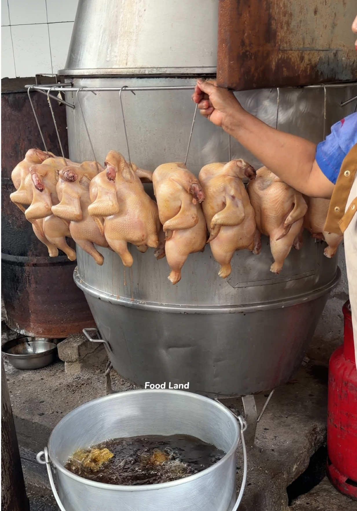 Michelin Guide! Famous Fried Chicken in Kuala Lumpur  . Shop name: Restoran Wong Mei Kee 📍30, Jalan Nyonya, Pudu, 55100 Kuala Lumpur, Malaysia  ⏰ Open 12 PM – 3 PM | Closed on Monday   🤙 +60 12-371 6799 #asmr #foodland 