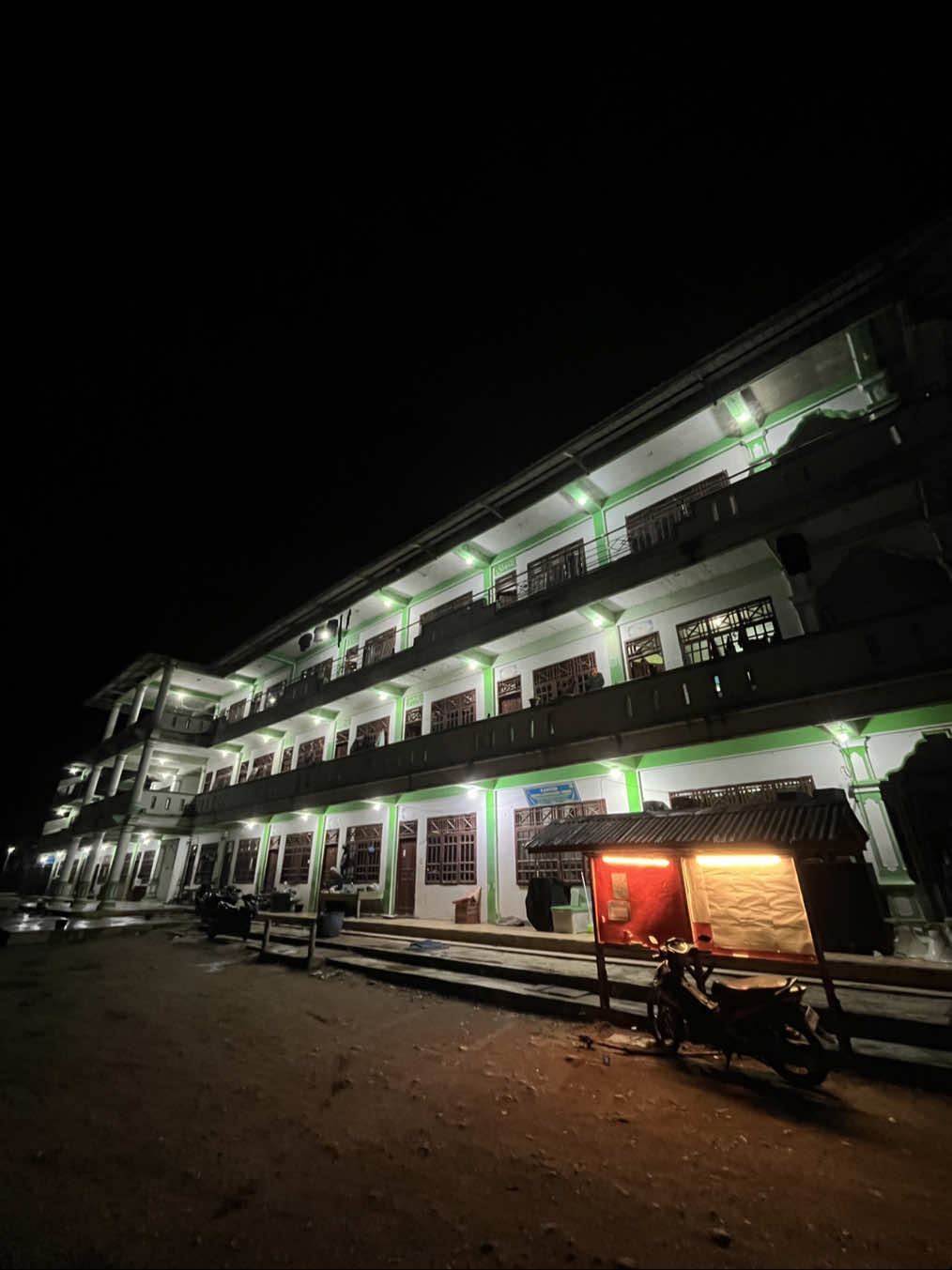 Allah Subhanahu Wa Ta'ala berfirman: وَلَـنَبْلُوَنَّكُمْ بِشَيْءٍ مِّنَ الْخَـوْفِ وَا لْجُـوْعِ وَنَقْصٍ مِّنَ الْاَ مْوَا لِ وَا لْاَ نْفُسِ وَا لثَّمَرٰتِ ۗ وَبَشِّرِ الصّٰبِرِيْنَ  