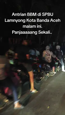 Pemandangan seperti ini terjadi hampir di seluruh SPBA di Aceh pasca bencana banjir. Entah sampai kapan ini akan berakhir....😭😭 #antrian #bbm #bandaaceh #aceh #indonesia 
