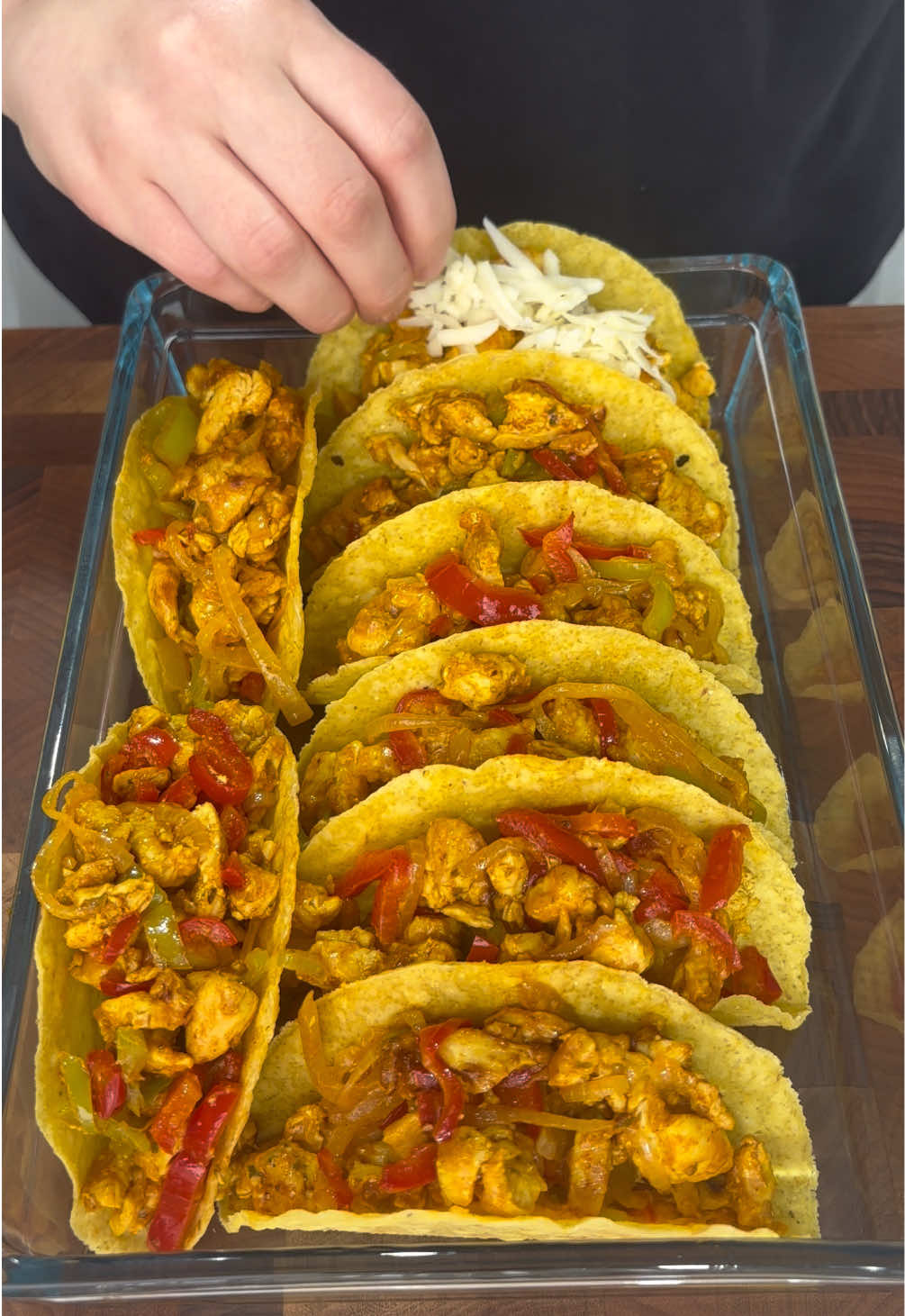 Bunu mutlaka deneyin, şahane oldu 🤌 MALZEMELER 2-3 yemek kaşığı sıvı yağ 700 gram tavuk göğsü 1 adet soğan 1 adet kırmızı kapya biber 1 adet yeşil biber 5-6 dilim cheddar peyniri 200 gram  kaşar peyniri Baharatlar: 1’er çay kaşığı tuz, kırmızı toz biber, zerdeçal, kekik 1 paket taco kabuğu YAPILIŞ AŞAMASI Tavukları minik minik doğrayıp sıvı yağ eklediğimiz kızgın tavada soteleyelim. Üzerine soğanı, biberleri ve baharatları ekleyip sotelemeye devam edelim. Altını kapatmaya yakın cheddar peyniri ekleyip karıştıralım. Taco kabuklarını borcama dizelim, tavuklu harcı içlerine paylaştıralım. Üzerine rendelenmiş kaşar peyniri ekleyip paketin üzerindeki süre ve dereceye göre fırınlayalım. Deneyecek olanlara afiyet olsun ✨🌮