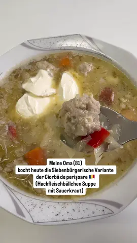 Omas siebenbürgische Variante der traditionellen rumänischen Ciorbă de perișoare, eine saure Sauerkrautsuppe mit kleinen Hackfleischklößchen 😋 #oma #siebenbürgen #ciorbadeperisoare #suppe #traditionell 