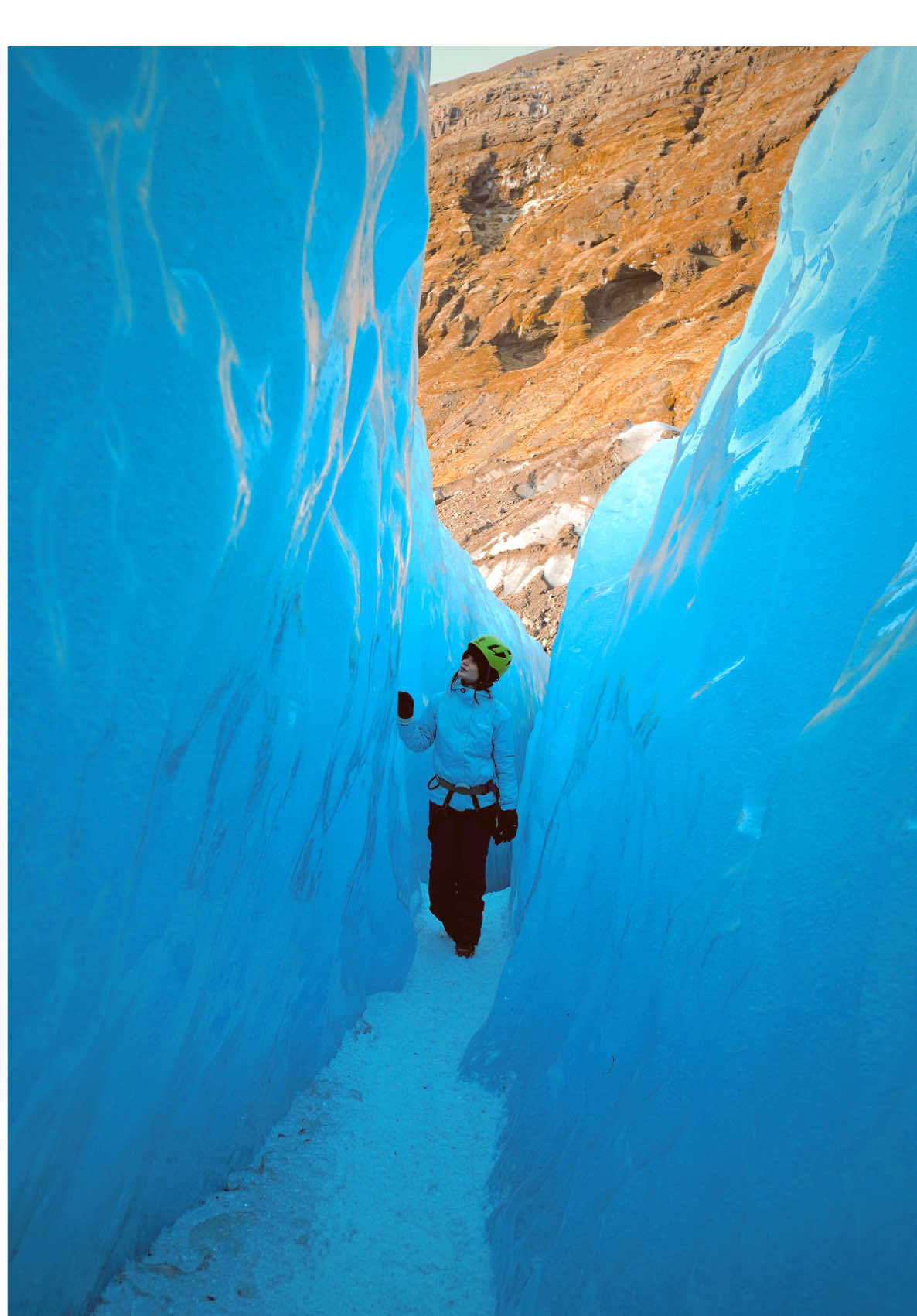 𝙀𝙐 𝘾𝙊𝙉𝙃𝙀𝘾𝙄 𝙐𝙈 𝙊𝙐𝙏𝙍𝙊 𝙈𝙐𝙉𝘿𝙊, 𝘜𝘮 𝘮𝘶𝘯𝘥𝘰 𝘧𝘦𝘪𝘵𝘰 100% 𝘥𝘦 𝘨𝘦𝘭𝘰... 🧊 A Civitatis tornou possível uma das experiências mais marcantes da minha vida na Islândia.  Caminhar pelo MAIOR glaciar da Europa e visitar cavernas de gelo temporárias não é qualquer dia que acontece né? rs.  A plataforma da @civitatis_br oferece mais de 90.000 passeios, em mais de 4.000 destinos pelo mundo, e ainda te permite pagar em reais e disponibiliza tours guiados em português dependendo do destino.  Foi por lá que encontrei a trilha que me levou ao Vatnajökull, o maior glaciar da Europa com com mais de 8.000 km² de área, cs tem ideia do tamanho disso? Incrível.  Caminhar sobre um mundo inteiro de gelo é entrar em uma realidade que eu nunca imaginei existir.  O tour começa colocando os grampones nos pés, e começamos a explorar o glaciar com uma guia super atenciosa — o grupo é pequeno justamente para conseguirmos curtir o passeio em segurança.  Aprendi e vi coisas totalmente diferente da minha realidade, a Islândia tem me ensinado tanta coisa.. dificil colocar em palavras.  💵 Esse passeio custa mais ou menos uns R$920 por pessoa (visto a complexidade, o país e a estrutura que recebi, valeu muito a pena). Você encontra esse e todos os outros passeios oferecidos pela @Civitatis Brasil no meu link da bio, aproveiteeem :))  • • #iceland #islândia #glaciar #publicidade 