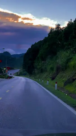 Một cung đường thật phê cho những phượt thủ đam mê di chuyển. Quốc lộ 6 là một tuyến đường huyết mạch nối Hà Nội với các tỉnh vùng Tây Bắc, nổi tiếng với cảnh quan thiên nhiên hùng vĩ#viralvideo #trending #xuhuong #tr #xu 