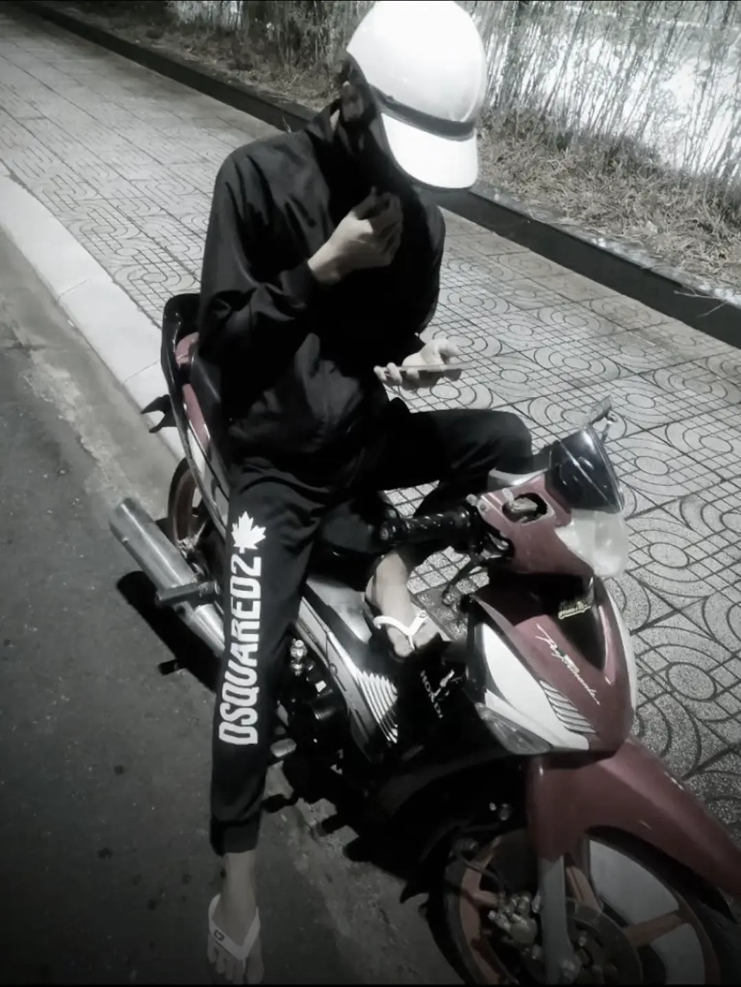 Có thể vài năm sau, khi bản thân đã tìm lại được chính mình, đã ổn định và vững vàng hơn thì những điều đang dằn vặt mình ở hiện tại chẳng còn là gì. Nhưng mình sẽ luôn nhớ mãi khoảng thời gian mà đứa trẻ ấy đã phải cổ gắng hết lần này đến lần khác, cũng thất vọng và bất lực hết lần này đến lần khác. Mong cuộc đời bao dung với mình hơn trên hành trình tìm lại bản thân.  #xhhhhhhhhhhhhhh 