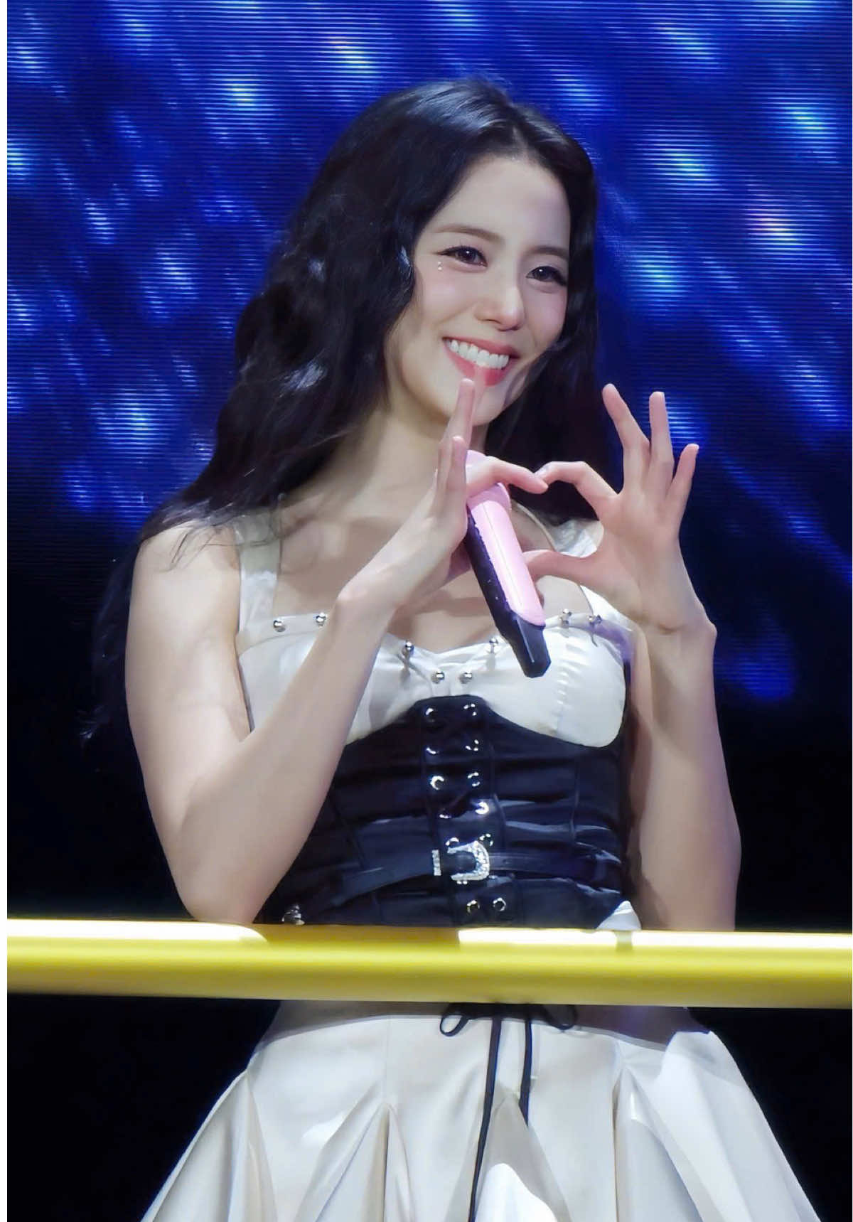 Jisoo (@JISOO) from BLACKPINK with special custom-made design by LSOUL in BLACKPINK WORLD TOUR <DEADLINE> 2025 in Singapore. #LSOUL #JISOO #BLACKPINK #LSOULXBLACKPINK #DEADLINEWorldTour 