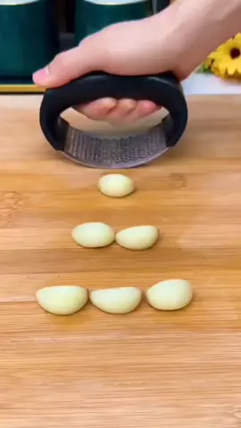 ✨Chega de cheiro nas mãos e trabalho duro na cozinha! 👉Com o Espremedor de Alho Inox Manual, você amassa o alho em segundos, com facilidade e praticidade. Durável, higiênico e indispensável para quem ama cozinhar bem!🍝🧄 ⚠️Acesse o link na minha bio e garanta já o seu! #CozinhaPrática #UtensíliosDeCozinha #ChefEmCasa #AlhoSemCheiro #InoxPremium